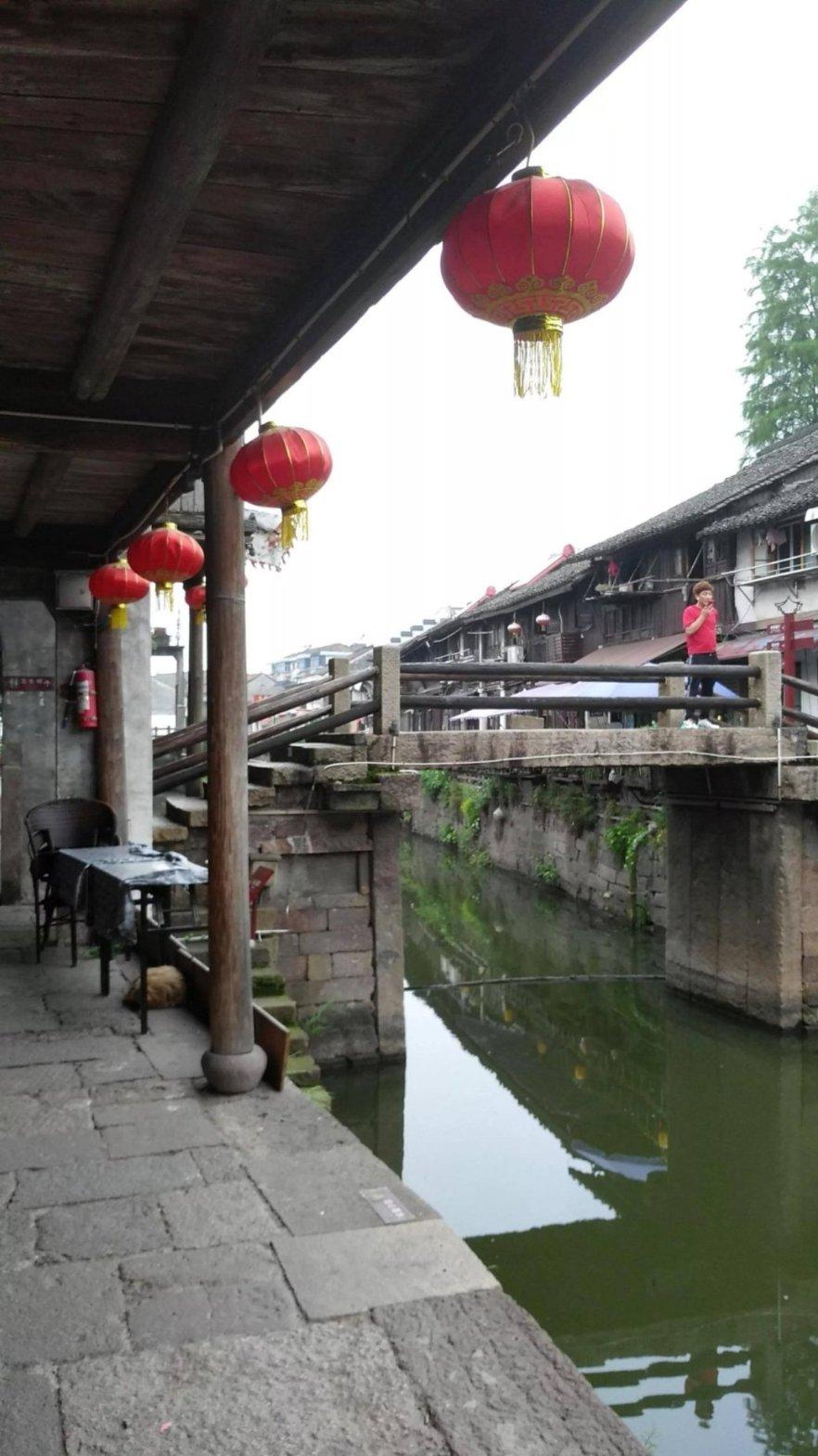 老人清晨误入高速公路冻得瑟瑟发抖，交警及时发现送他回家
